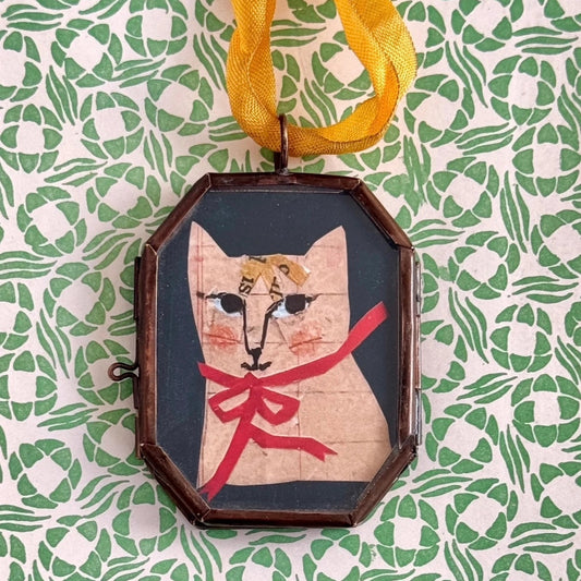 Mona Kitty Locket Ornament