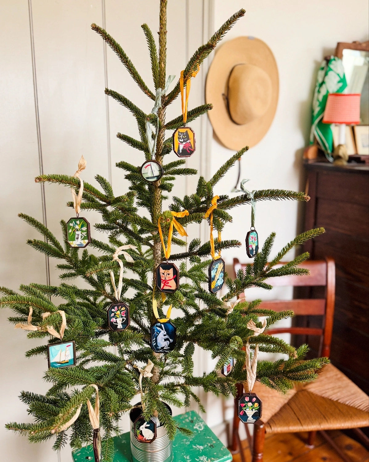 Mona Kitty Locket Ornament